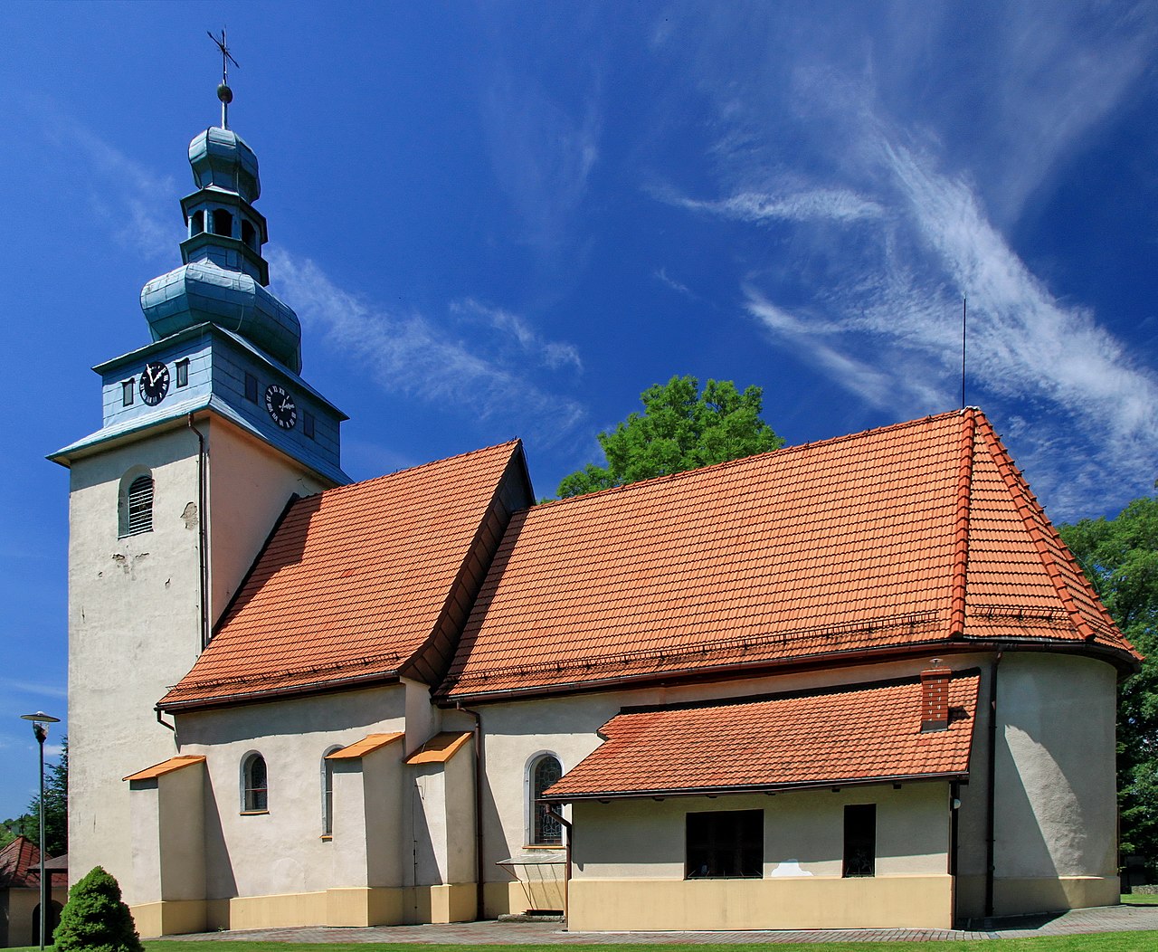 1280px-Kościół_Wszystkich_Świętych_w_Górkach_Wielkich_2