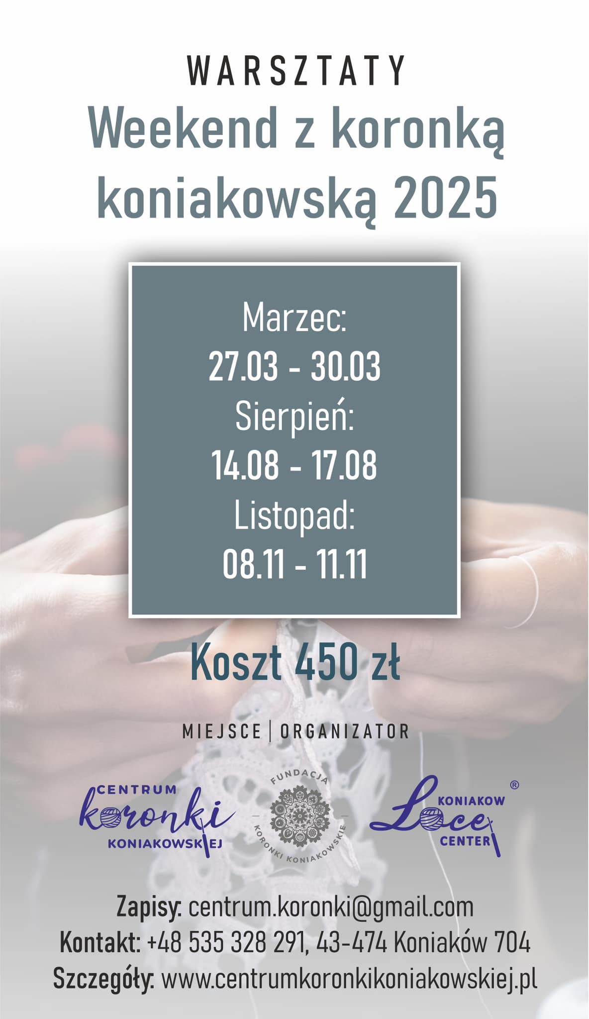 Grafika informująca o warsztatach koronczarskich.W tle dłonie trzymające koronkową serwetkę.Na środku szary prostokąt,na nim informacje o terminach warsztatów.Pod i nad szarym prostokątem pozostałe informacje.